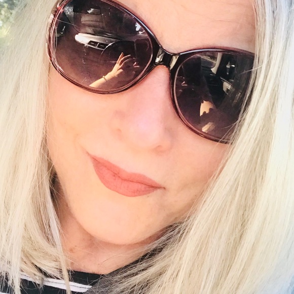 Meet your Posher, Lori - Picture 2 of 2